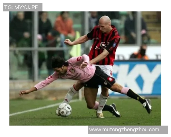 足球场上的硬汉对决 球星动手背后的情绪与冲突解析 足球场上的硬汉对决 球星动手背后的情绪与冲突解析